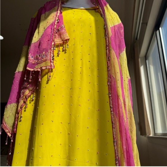 Bright Yellow & Pink Embellished Salwar Suit – Size M | Brand New 3-Piece Set - Picture 6 of 8
